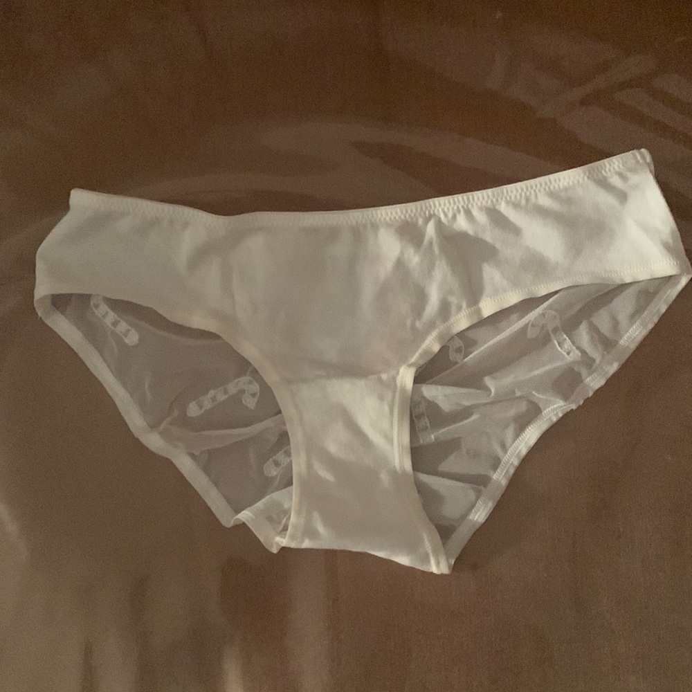 Selling Victoria’s Secret underwear nwt any questions ask 🌸😊